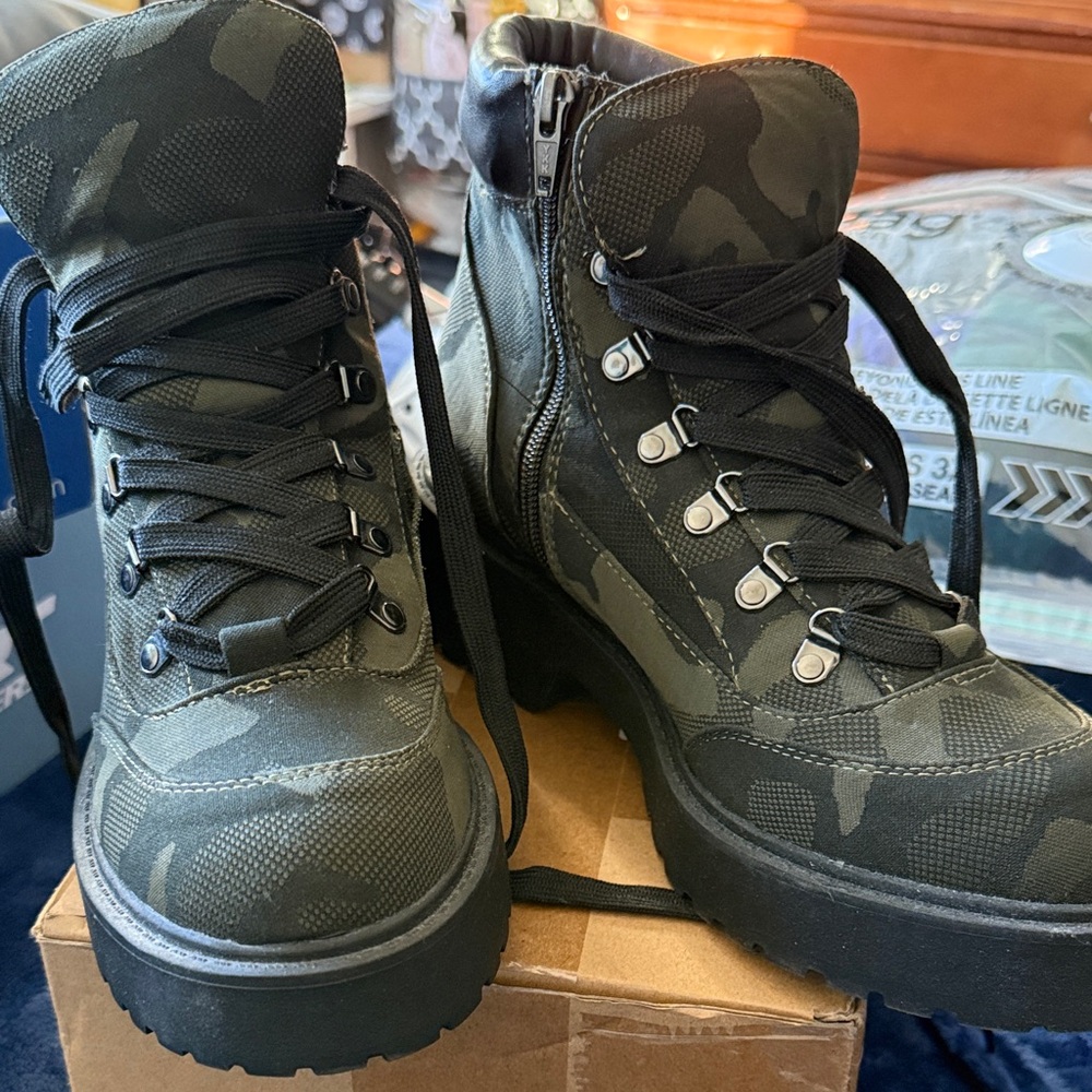 Universal Thread Green Camouflage Combat Boots - image 1